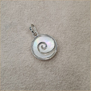 Pendentif en spirale en nacre blanche "PN1099.W"