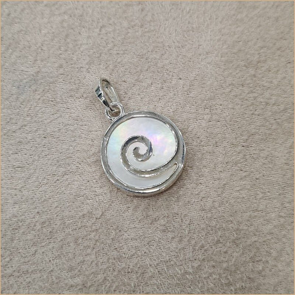 Pendentif en spirale en nacre blanche "PN1099.W"