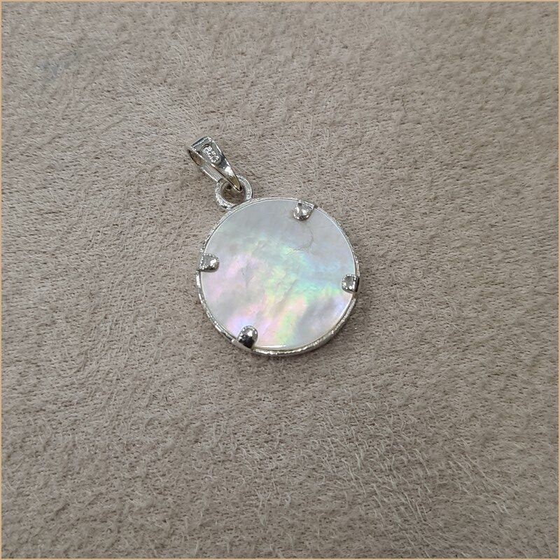 Pendentif en spirale en nacre blanche "PN1099.W"