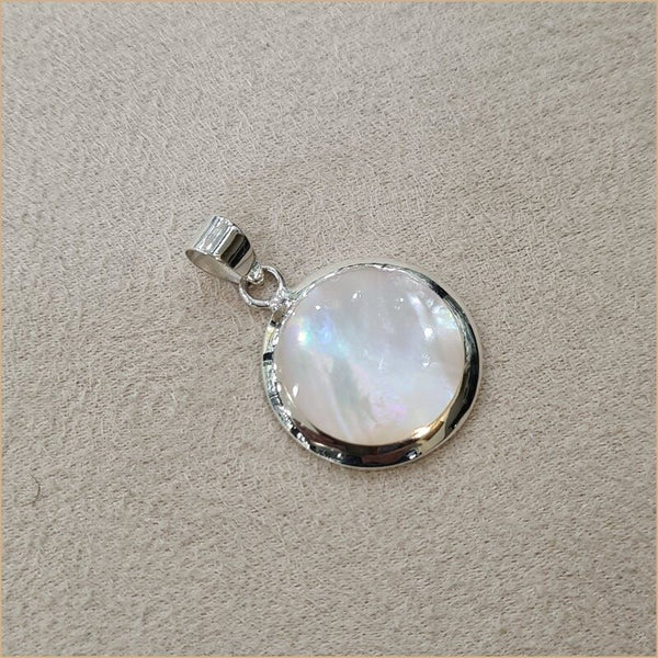 Pendentif rond en nacre blanche "PN1100.W"