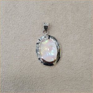 Pendentif ovale en nacre blanche "PN1113.W"