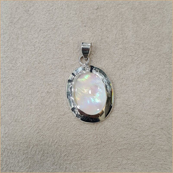 Pendentif ovale en nacre blanche "PN1113.W"