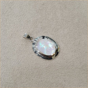 Pendentif ovale en nacre blanche "PN1113.W"