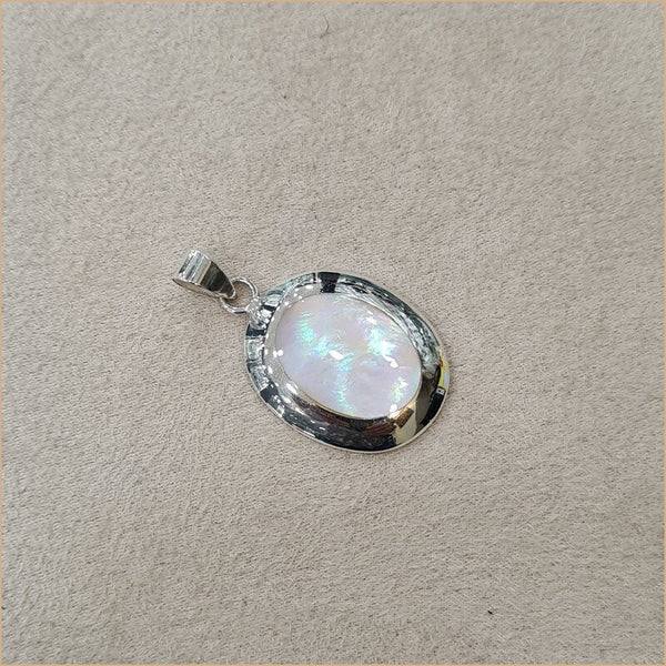 Pendentif ovale en nacre blanche "PN1113.W"