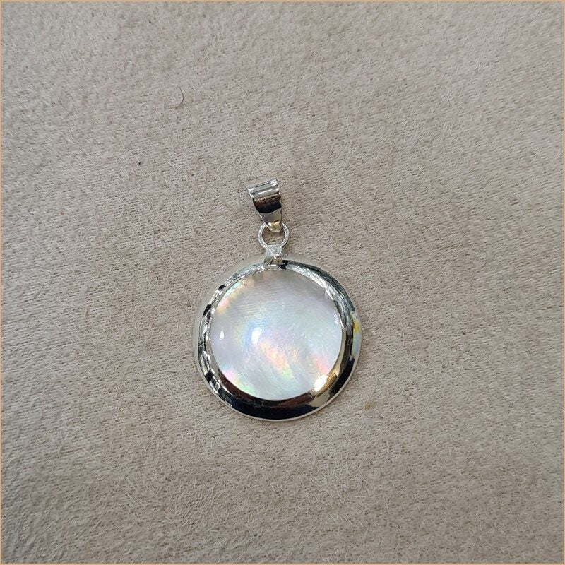 Pendentif rond en nacre blanche "PN1116.W"