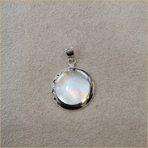 Pendentif rond en nacre blanche "PN1116.W"