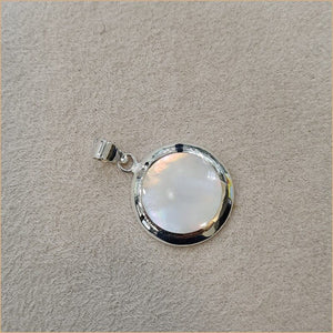 Pendentif rond en nacre blanche "PN1116.W"