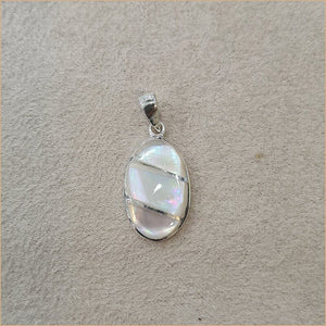 Pendentif ovale en nacre blanche "PN1118.W"
