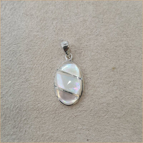 Pendentif ovale en nacre blanche "PN1118.W"