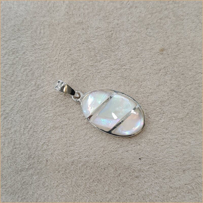 Pendentif ovale en nacre blanche "PN1118.W"