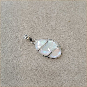 Pendentif ovale en nacre blanche "PN1118.W"
