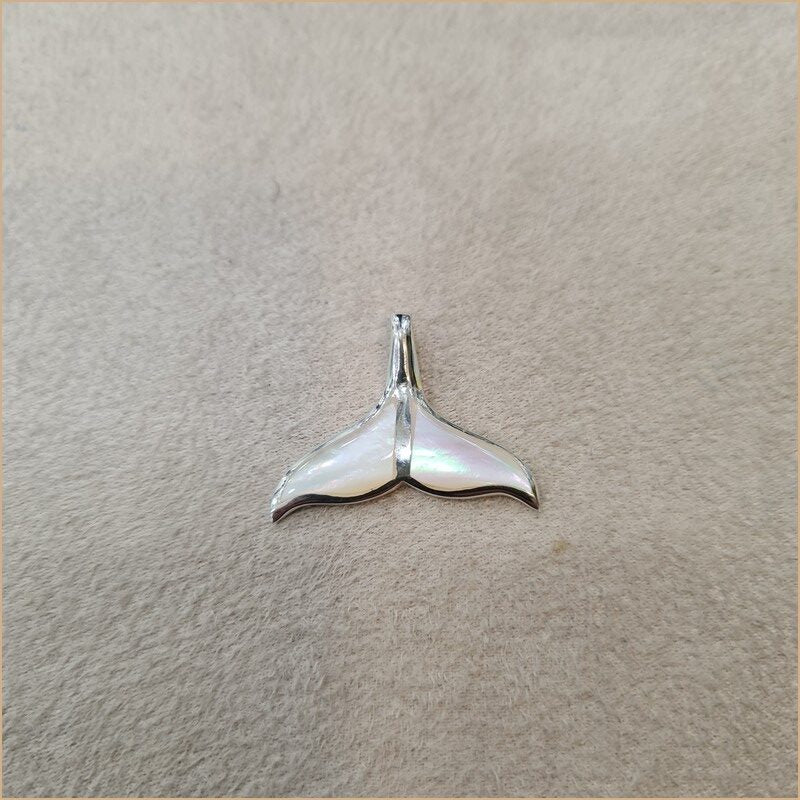 Pendentif queue de baleine en nacre blanche "PN1121.W"