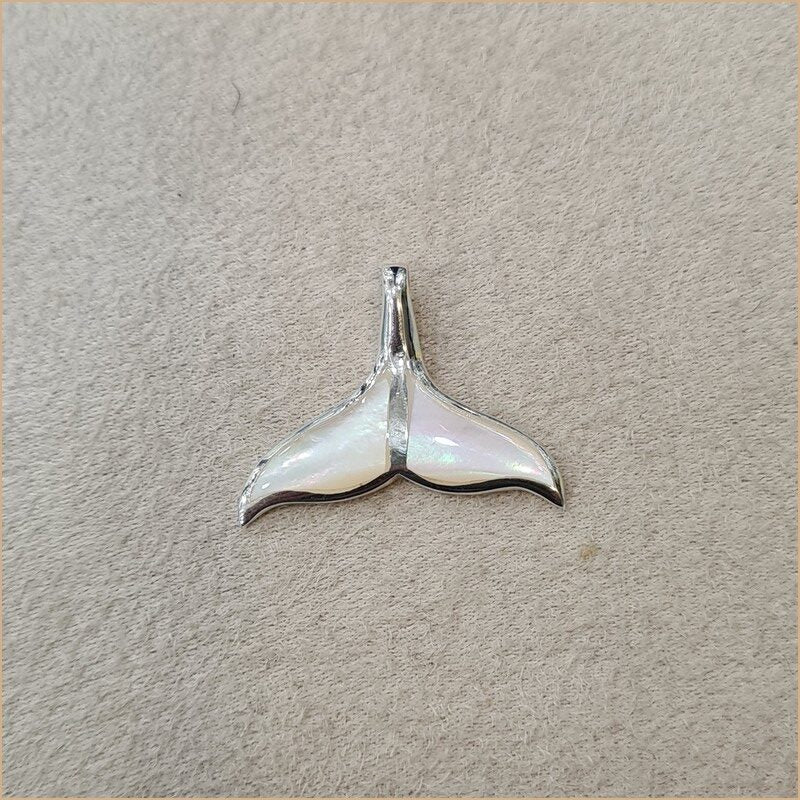 Pendentif queue de baleine en nacre blanche "PN1121.W"