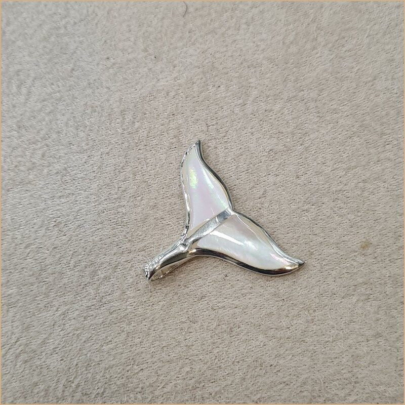 Pendentif queue de baleine en nacre blanche "PN1121.W"