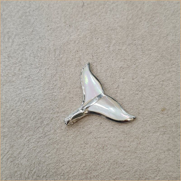 Pendentif queue de baleine en nacre blanche "PN1121.W"