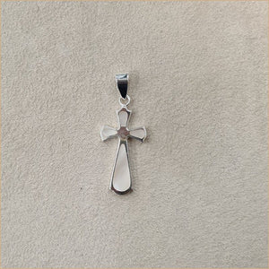 Pendentif croix en nacre blanche “PN1123.W”