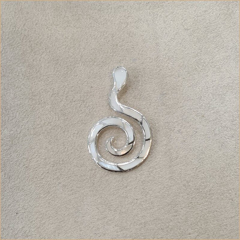 Pendentif spirale en nacre blanche “PN1126.W”
