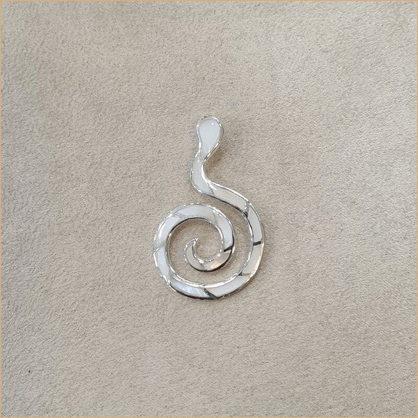 Pendentif spirale en nacre blanche “PN1126.W”