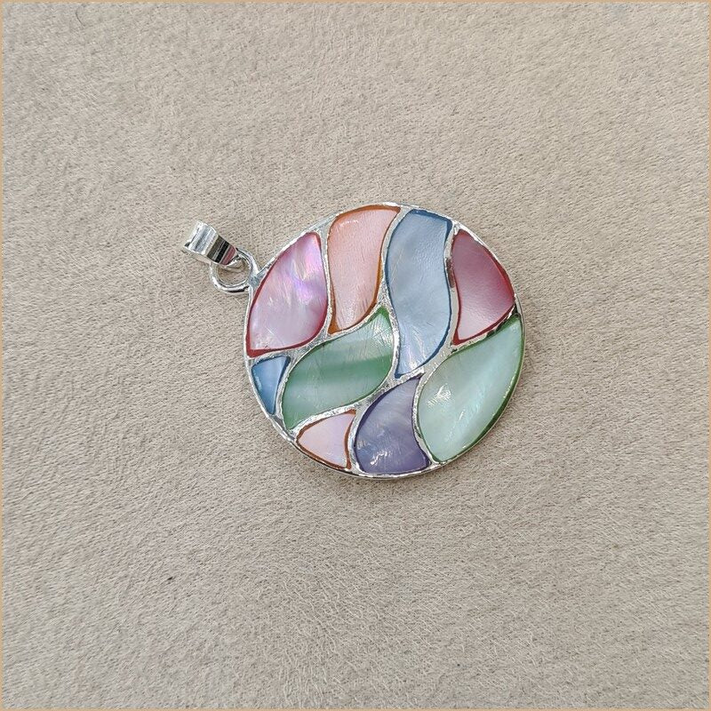 Pendentif rond incurvé mosaïque de nacre multicolore "PN1130.M"