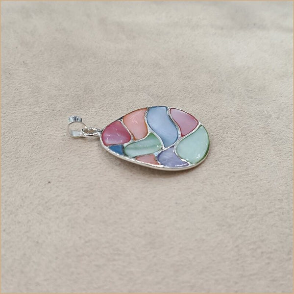 Pendentif rond incurvé mosaïque de nacre multicolore "PN1130.M"