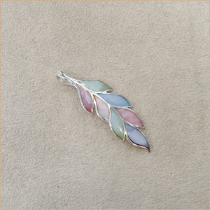 Pendentif plume en nacre multicolore "PN1133.M"