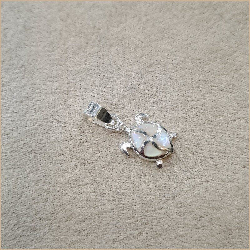 Pendentif petite tortue en nacre blanche "PN1136.W"