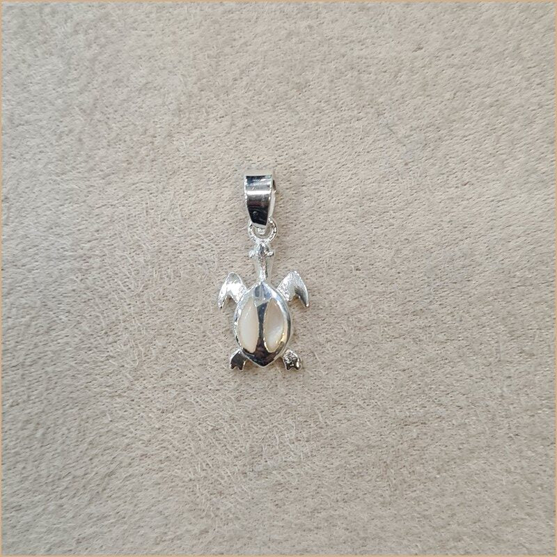 Pendentif petite tortue en nacre blanche "PN1137.W"