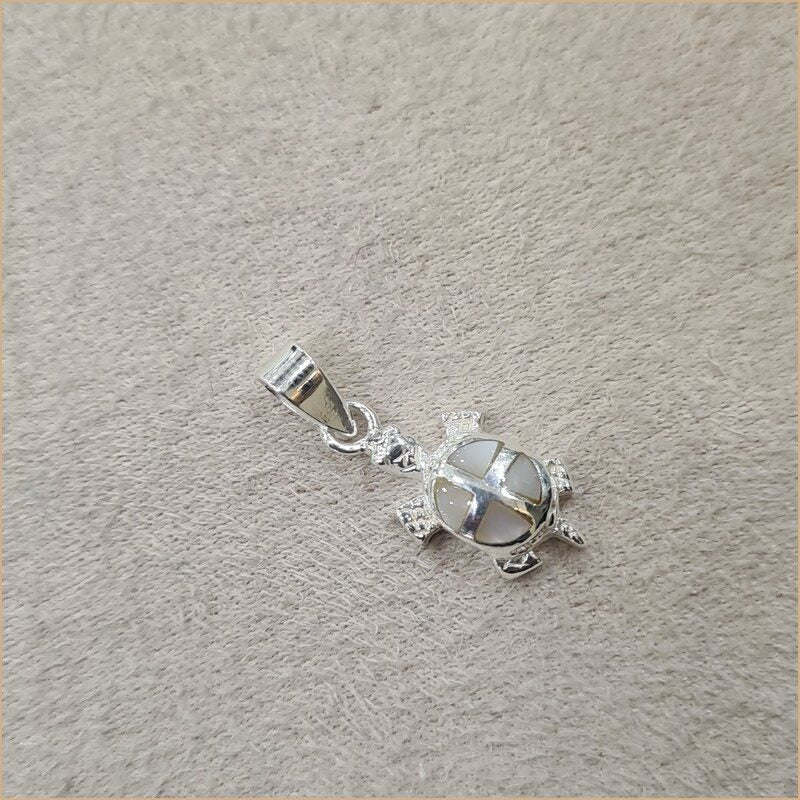 Pendentif petite tortue en nacre blanche "PN1139.W"
