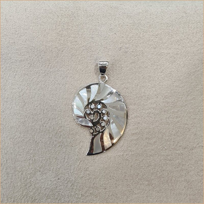 Pendentif coquillage en nacre blanche “PN284.W”