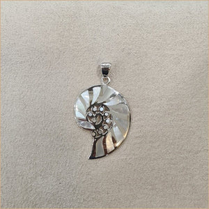 Pendentif coquillage en nacre blanche “PN284.W”