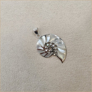 Pendentif coquillage en nacre blanche “PN284.W”