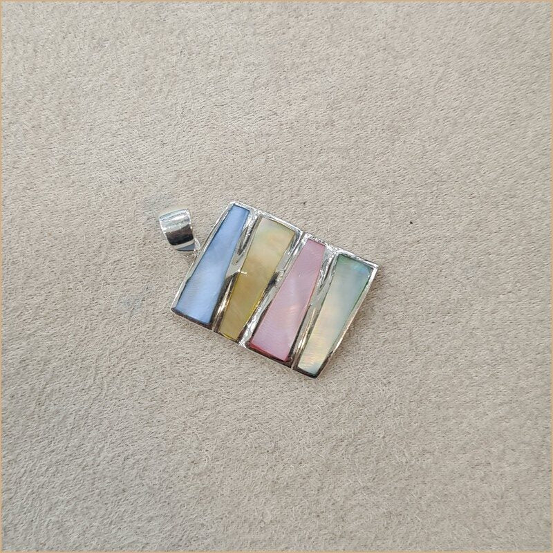 Pendentif rectangulaire en nacre multicolore “PN338.M”