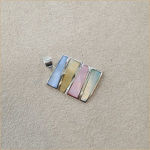Pendentif rectangulaire en nacre multicolore “PN338.M”
