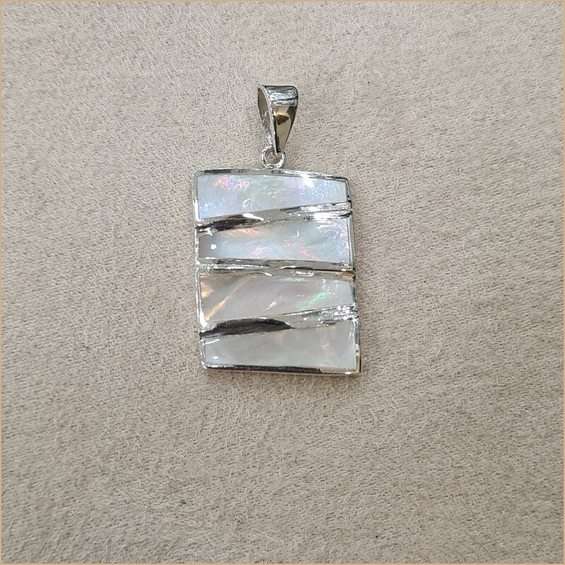 Pendentif rectangulaire en nacre blanche “PN338.W”