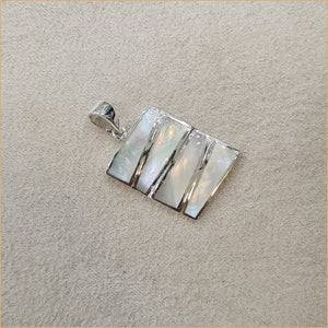 Pendentif rectangulaire en nacre blanche “PN338.W”