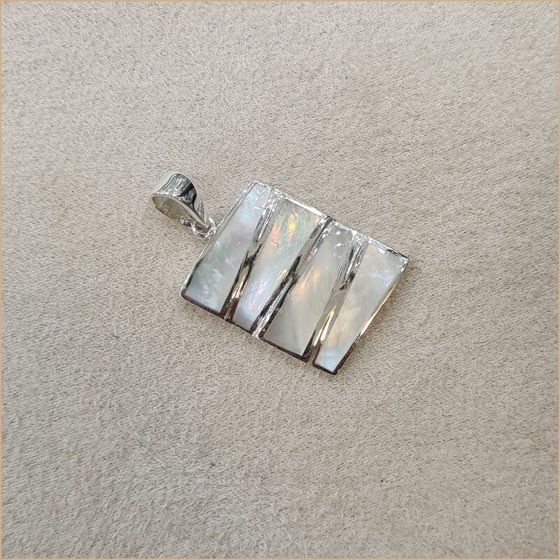 Pendentif rectangulaire en nacre blanche “PN338.W”