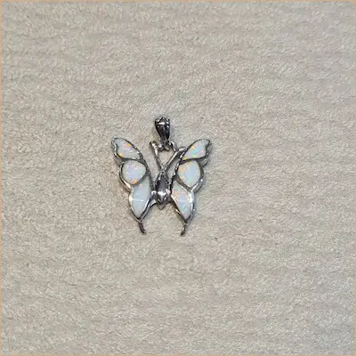 Pendentif papillon en opaline blanche